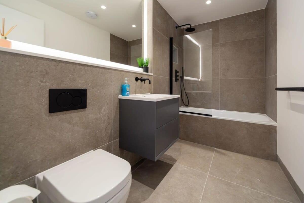 Modern 2 Bedroom Apartment In Wimbledon لندن المظهر الخارجي الصورة